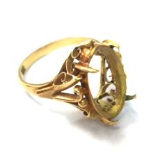 宝石の取れた金の指輪